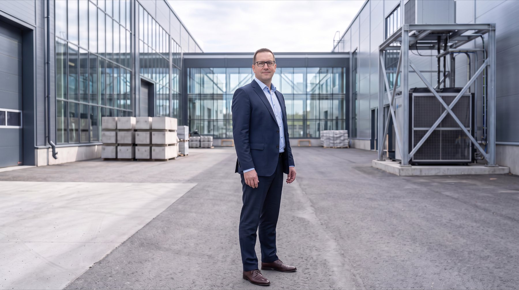 Konsta Rautiainen toimitilakiinteistön pihalla
